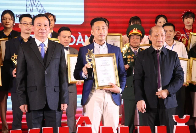 mr-tim-pham-represented-Nebu Timber-group-join-stock-company-hatc-company-to-receive-the-top-10-leading-brands-in-asia