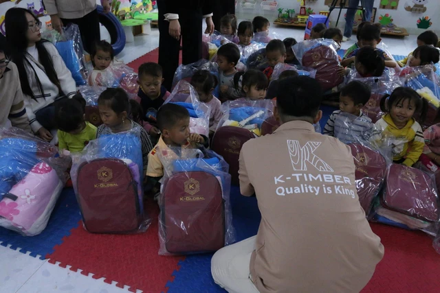 mr-tim-pham-represented-Nebu Timber-group-join-stock-company-hatc-company-to-present-charity-gifts